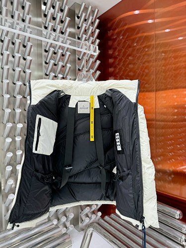 Moncler White Oversized Down Jacket – Black Interior Contrast Logo Badge