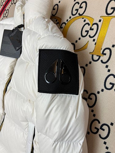 Moose Knuckles White Stirling Down Jacket – Premium Glossy Shell Wide-Baffle Stand Collar Gold Zip with MK Arm Badge